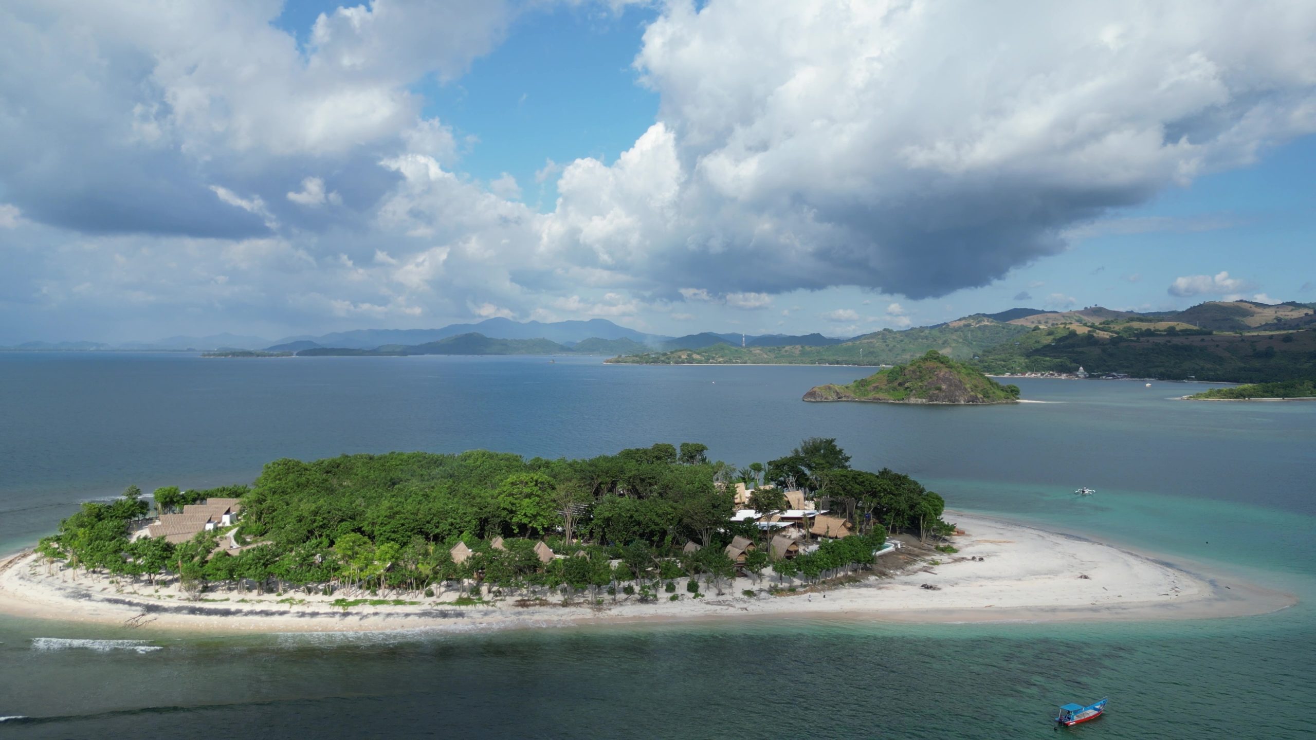 Le Pirate Island Gili Lontar dive paradise